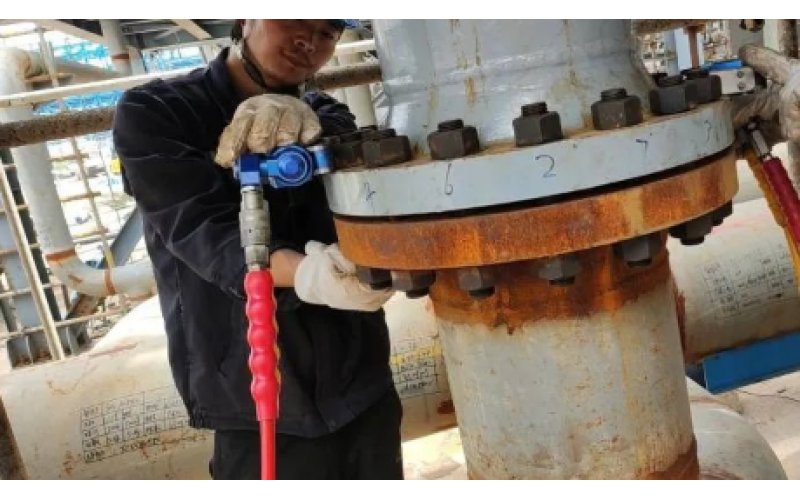 冶金余热回收设备螺栓安装预紧选用KWZKOD体育在线注册,OD体育（中国）液压力矩扳手